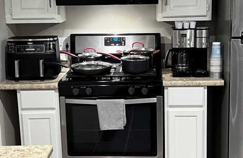 Hickory Hills Appartement | Cozy Garden Unit 1st flr with private entrance and Turo vehicle available.