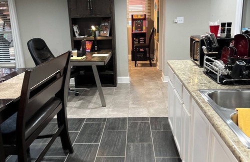 Hickory Hills Appartement | Cozy Garden Unit 1st flr with private entrance and Turo vehicle available.