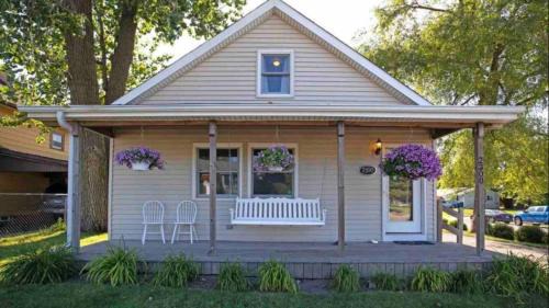 North Chicago Maison | Cozy Gated Home Walk to Navy Base and Parks