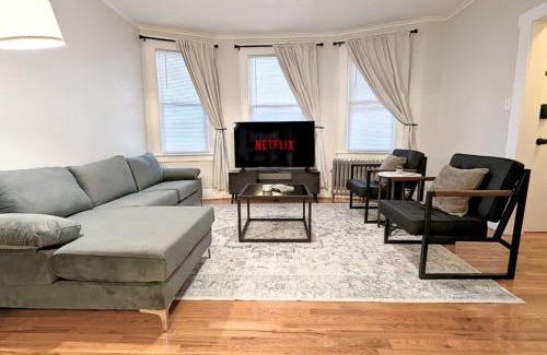 Orange Maison | Cozy Gem 18Min to EWR 8min to NYC Train & Parking