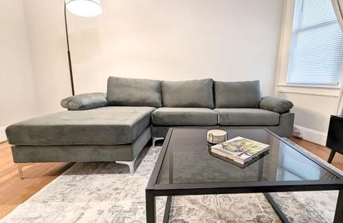 Orange Maison | Cozy Gem 18Min to EWR 8min to NYC Train & Parking