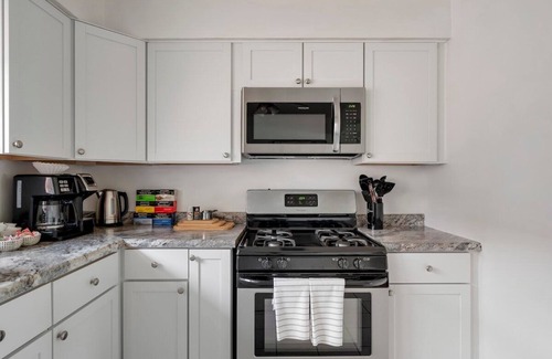 Westmont Appartement | Cozy Getaway - 2 Parking Spaces, Sleeps 4!