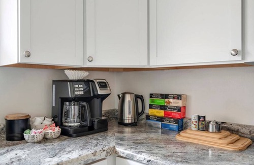 Westmont Appartement | Cozy Getaway - 2 Parking Spaces, Sleeps 4!