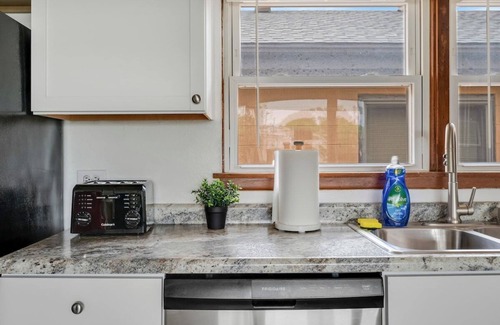Westmont Appartement | Cozy Getaway - 2 Parking Spaces, Sleeps 4!
