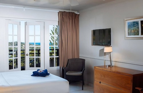 Charlotte Hôtel | Cozy Caribbean Getaway: Two Scenic Ocean View Room w/ Balcony | Free Parking