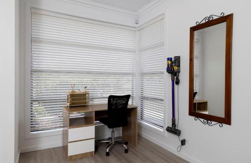 Christies Beach Maison | Cozy Getaway, King Bed with TV, NBN, Netflix, Nespresso