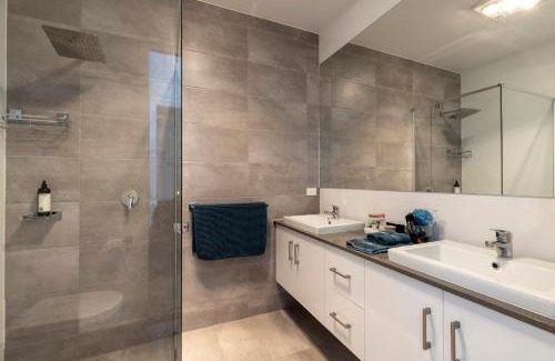 Christies Beach Maison | Cozy Getaway, King Bed with TV, NBN, Netflix, Nespresso