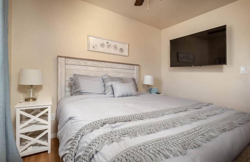 Gilbert Maison | Cozy Gilbert Condo Walking Distance to Downtown !