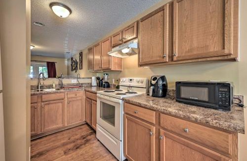 Greensboro Maison | Cozy Greensboro Townhome about 7 Mi to UNC Campus