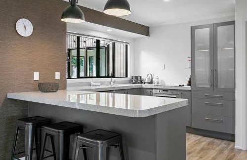 Waipahihi Maison | Cozy Group Stay With Air Con and Outdoor Dining