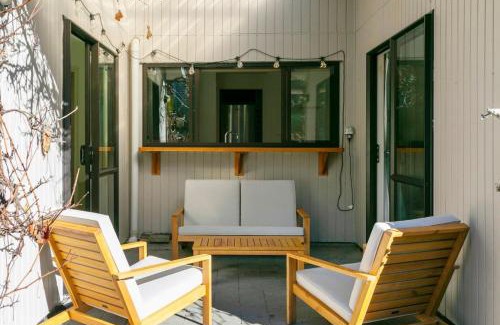 Waipahihi Maison | Cozy Group Stay With Air Con and Outdoor Dining