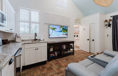 Grandview Heights Maison | Cozy Guest House Suite w/ Heated Pool & BBQ