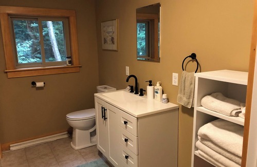 Falmouth Cabine | Cozy guest house with beach rights on quiet Highland Lake