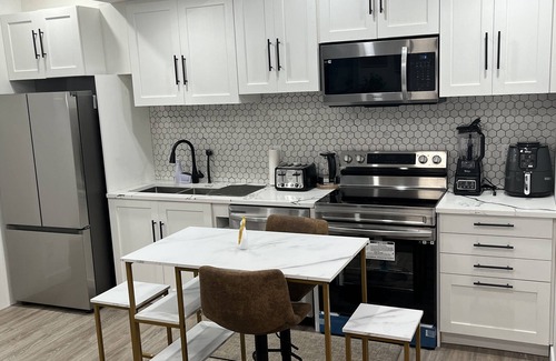 Leduc Maison | Cozy Guest Suite in Leduc AB|11 mins to YEG Airport|Netflix| Cable| Free Parking