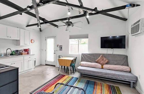 Pico - Robertson Maison | Cozy Guest Suite with Kitchenette Prime Location