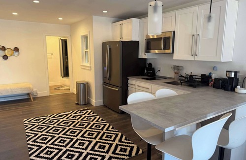 Parkside Maison | Cozy Guesthouse with Modern Appliances & Private Patio