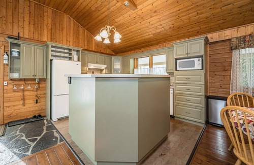 South Bruce Peninsula Cabine | Cozy Hideaway: Hot Tub & Nature Escapes