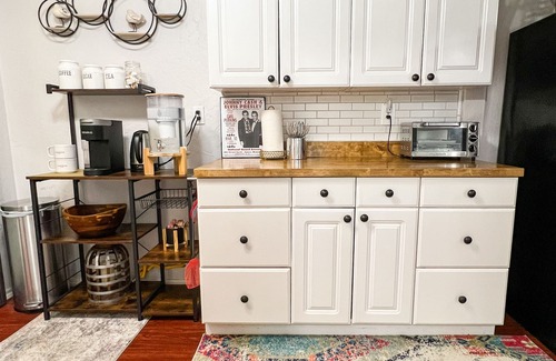 West Oak Hill Maison | Cozy Hill Country Casita w/ pool, firepit - pet-friendly!