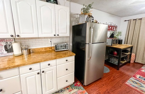 West Oak Hill Maison | Cozy Hill Country Casita w/ pool, firepit - pet-friendly!