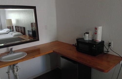 Mayo Hôtel | Cozy Hill Top Room 15 with WiFi, AC in lovely Mayo