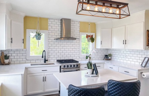 Points East Maison | Cozy Hilltop Retreat w/Hot Tub, Firepit & Deck. Pet-Friendly!