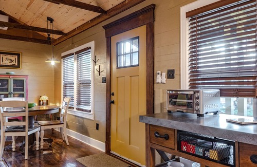 Fairmount Cottage | Cozy historic cottage 3 minutes to hospital, 5 minutes to downtown, TCU, FW zoo