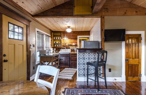 Fairmount Cottage | Cozy historic cottage 3 minutes to hospital, 5 minutes to downtown, TCU, FW zoo