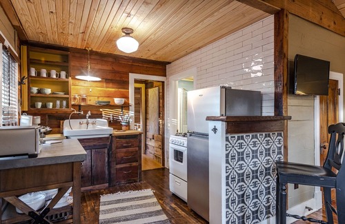 Fairmount Cottage | Cozy historic cottage 3 minutes to hospital, 5 minutes to downtown, TCU, FW zoo