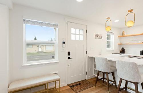 South Tacoma Maison | Cozy Home 2br, 1ba with Portable AC - Pet Friendly