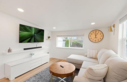 South Tacoma Maison | Cozy Home 2br, 1ba with Portable AC - Pet Friendly