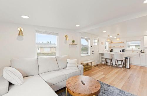 South Tacoma Maison | Cozy Home 2br, 1ba with Portable AC - Pet Friendly