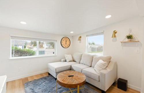 South Tacoma Maison | Cozy Home 2br, 1ba with Portable AC - Pet Friendly