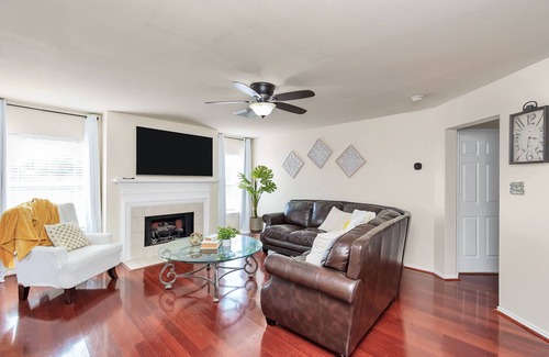Clodine Maison | Cozy home away from home4 bedroom suburban retreat