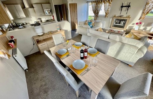 Skegness Cabine | Cozy home away from home 3 bed lodge with a hot tub @ 101 Windsor Pendine Sands.