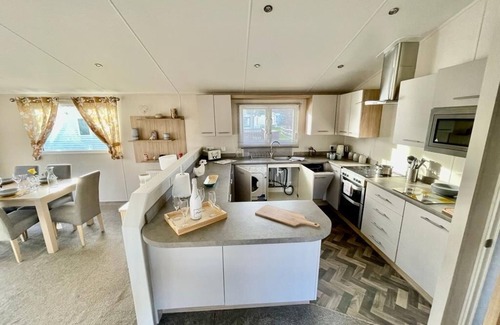 Skegness Cabine | Cozy home away from home 3 bed lodge with a hot tub @ 101 Windsor Pendine Sands.