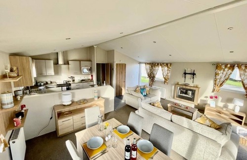 Skegness Cabine | Cozy home away from home 3 bed lodge with a hot tub @ 101 Windsor Pendine Sands.