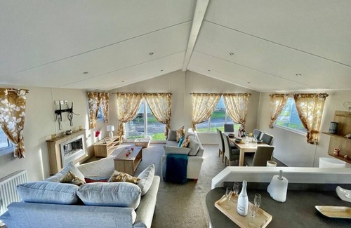 Skegness Cabine | Cozy home away from home 3 bed lodge with a hot tub @ 101 Windsor Pendine Sands.