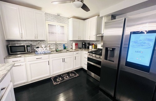 Pittsburgh Maison | Cozy home close to UPMC/CMU/UPITT/DUQSNE/CARLW Minutes from everything w/Parking