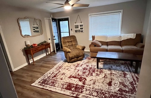 Chillicothe Maison | Cozy home close to park and YMCA. Kid & Pet Friendly - fenced in backyard.