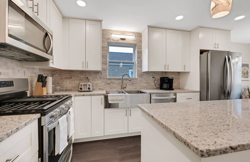Evergreen Park Maison | Cozy Home, Extended Stay, near Chicago & Hospitals