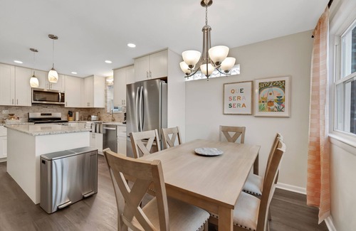 Evergreen Park Maison | Cozy Home, Extended Stay, near Chicago & Hospitals