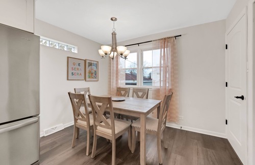 Evergreen Park Maison | Cozy Home, Extended Stay, near Chicago & Hospitals