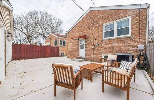 Evergreen Park Maison | Cozy Home, Extended Stay, near Chicago & Hospitals