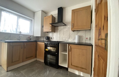 King's Norton Maison | Cozy Home-from-Home, Kings Norton Sleeps 7. With free off-street parking!