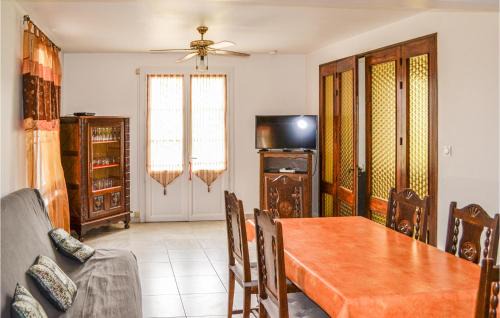 Coutras Maison | Cozy Home In Coutras With Kitchen