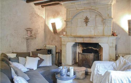Gennes Maison | Cozy Home In Gennes With Kitchen