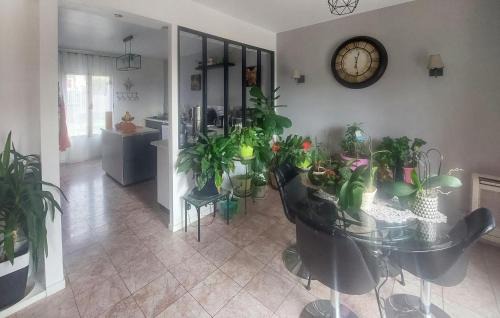 Le Vaumain Maison | Cozy Home In Le Vaumain With Kitchen