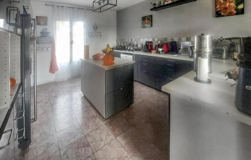 Le Vaumain Maison | Cozy Home In Le Vaumain With Kitchen
