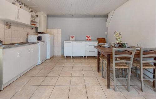 Montmorillon Maison | Cozy Home In Montmorillon With Wi-Fi