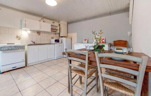 Montmorillon Maison | Cozy Home In Montmorillon With Wi-Fi